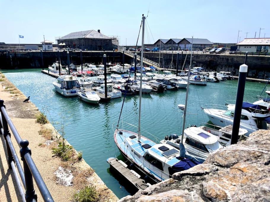 Luxury Porthcawl Large Spacious 2 Bedroom Apt, Garden, Prime Location ภายนอก รูปภาพ